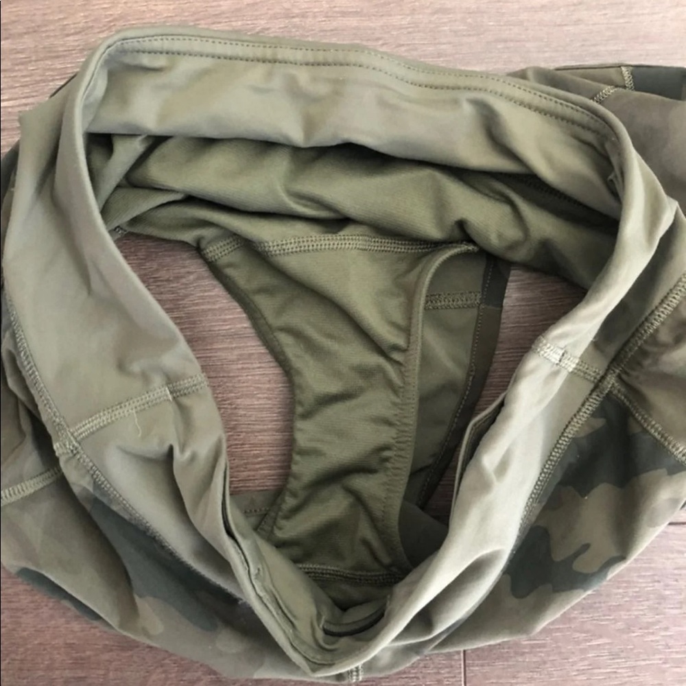 RARE! π Lululemon Camo Speed Shorts Sz. 4 β 2.5β - Picture 12 of 12